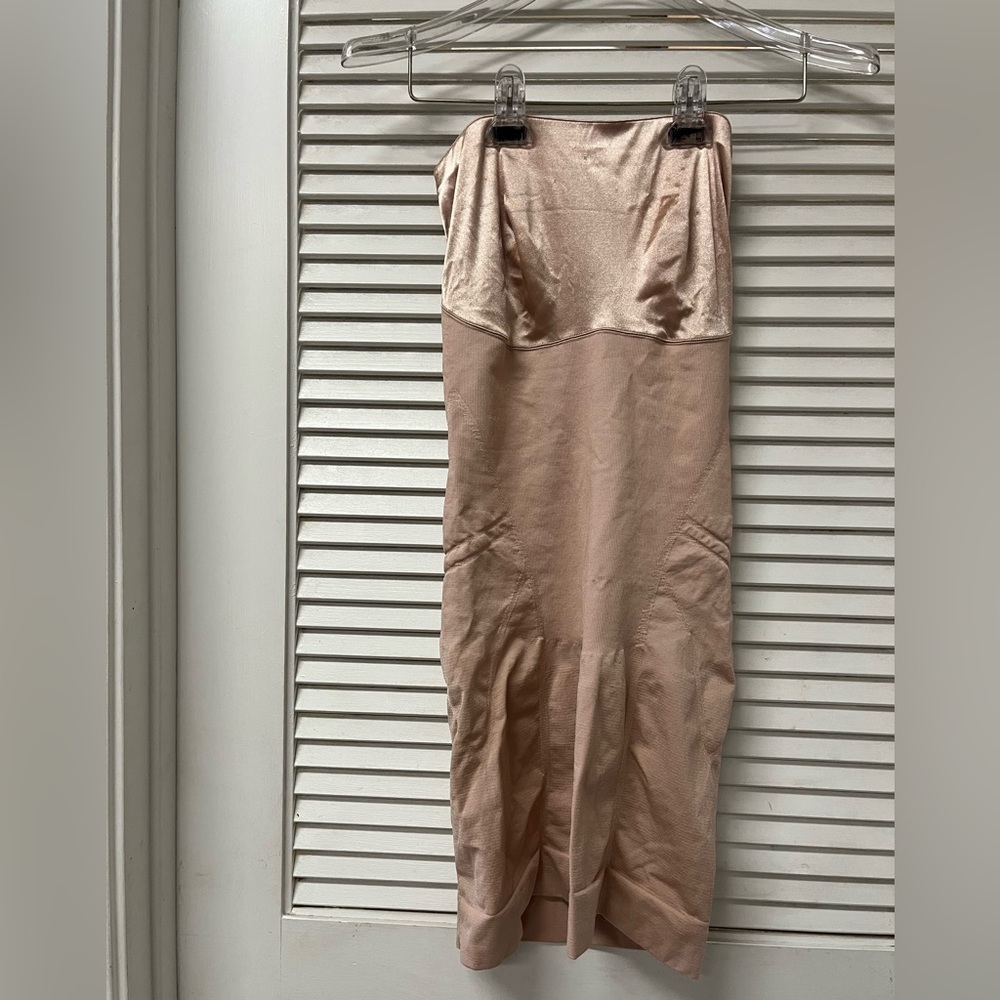 SPANX ✨EUC✨body shaper✨Elegant Gold Strapless shaper